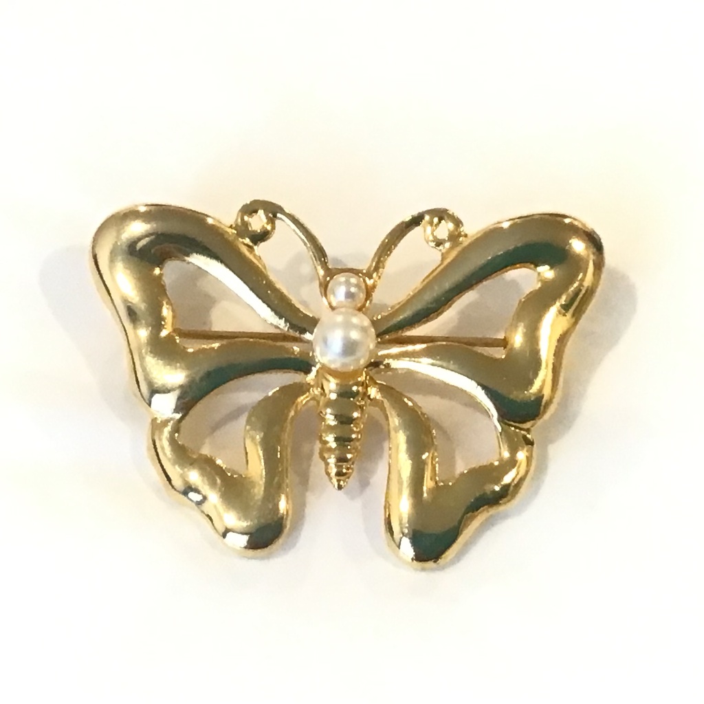 Vintage Signed Aai Gold Tone Faux Pearl Butterfly Pin 1 78 Wide 9$